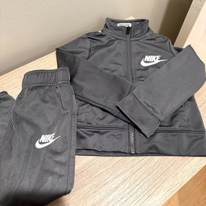 NWOT Baby Boys Nike Track Suit Size 1-2 Years Old